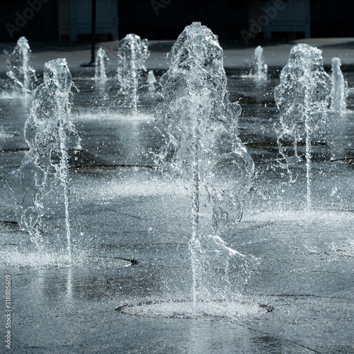 fontaines d eau dans le parc Andr   Citro  n    Paris