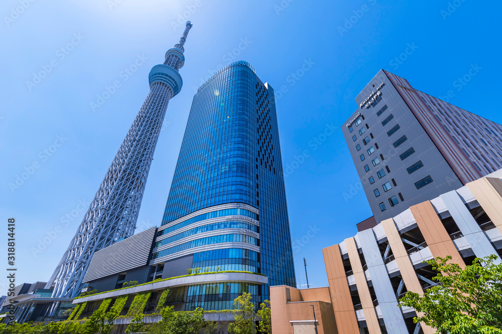 Foto de 押上駅前の風景 東京スカイツリーとイーストタワー do Stock | Adobe Stock