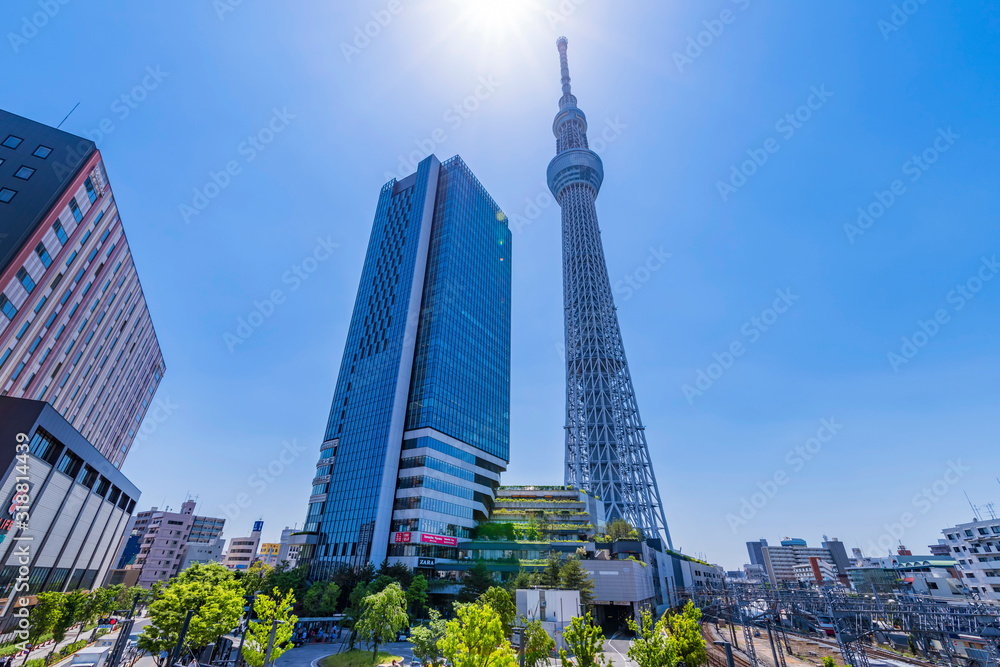 押上駅前の風景 東京スカイツリーとイーストタワー Stock-Foto | Adobe Stock