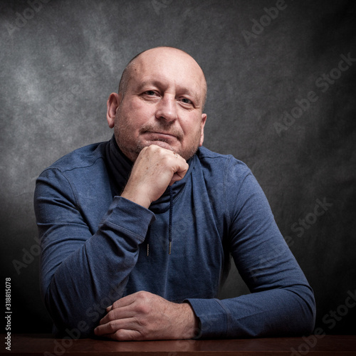 Schilderij op canvas portrait of a middle-aged man on a dark background. reverie