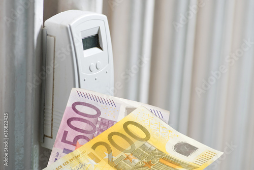 Heizung und Euro Geldscheine für die Heizkosten