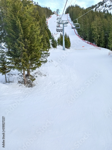 sport d'hiver dans une station de ski des Alpes