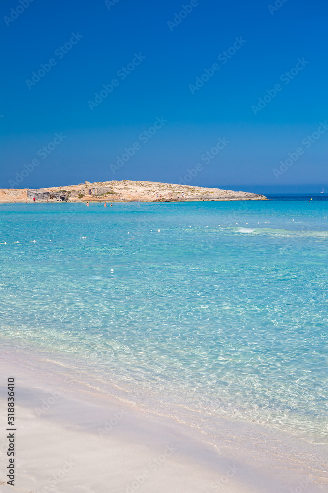 Aguas cristalinas en la playa de Illetas, Formentera.