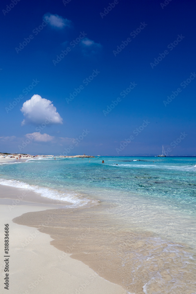 Playa Levante en Formentera de aguas cristalinas el paraiso del mediterráneo.