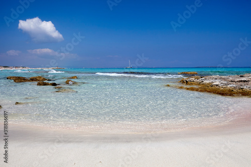 Playa Levante en Formentera de aguas cristalinas el paraiso del mediterráneo.