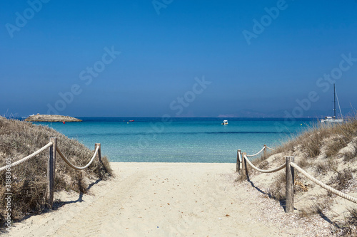 Aguas cristalinas en la playa de Illetas, Formentera.
