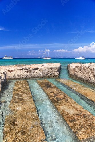 Fototapeta Naklejka Na Ścianę i Meble -  Parque Natural de Ses Salines, sus reservas marinas y terrestres. Salineras en Formentera.
