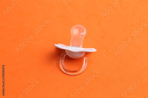 Obraz na płótnie white pacifier in color background w salonie