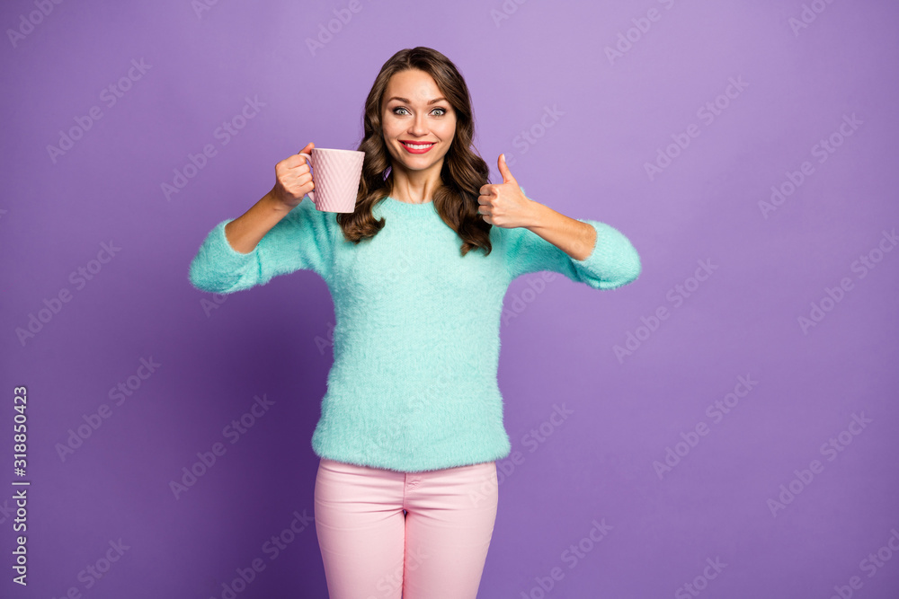 Photo of beautiful funny curly lady hold hot coffee beverage cup raise thumb finger up approve good taste of drink wear fuzzy pastel sweater pink pants isolated purple color background Photo of beautiful funny curly lady hold hot coffee beverage cup raise thumb finger up approve good taste of drink wear fuzzy pastel sweater pink pants isolated purple color background