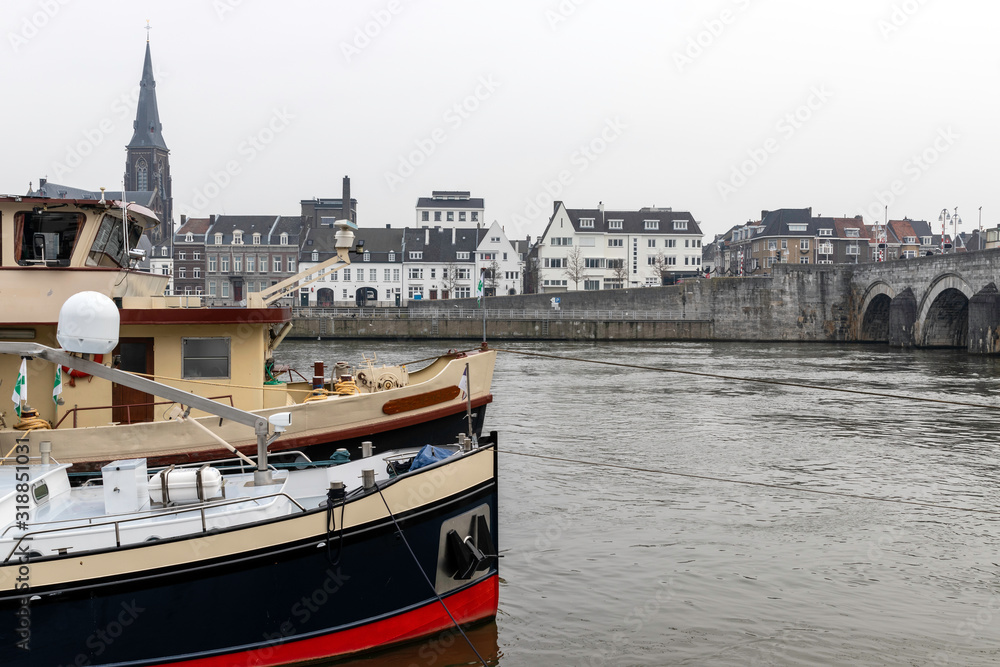 Fototapeta premium Deux bateaux à Maastricht