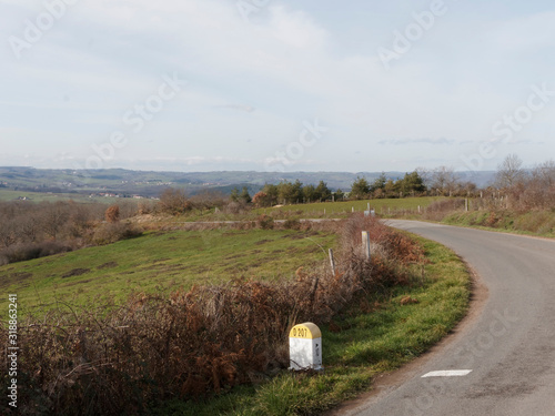 Paysages d'Auvergne. Entre limagne en l'Allier et collines, bocages et plaines du Puy-de-Dôme. Route D207 entre Chaptuzat, Chantemerle, Saint-Angoulin, Saint-Quintin-sur-Sioule et Ebreuil photo