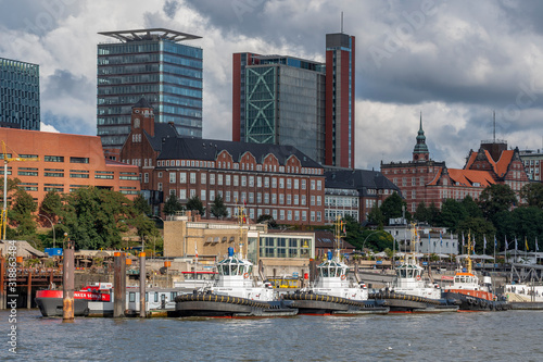 Stadtansicht von Hamburg von der Elbe aus gesehen