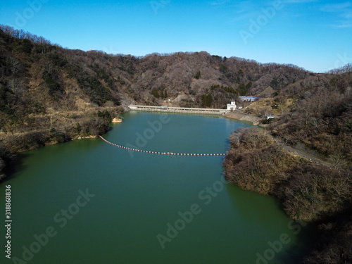 晴れた日のダム湖