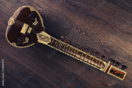 Cuadro en lienzo Indian musical instrument sitar lying on the wooden floor