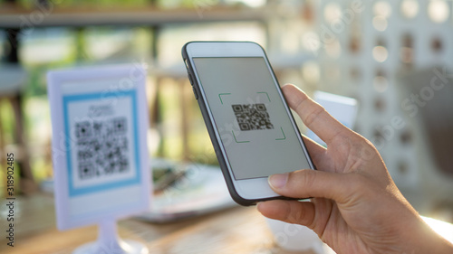 Photographie Using mobile phones to pay scanning promotional discounts in restaurants