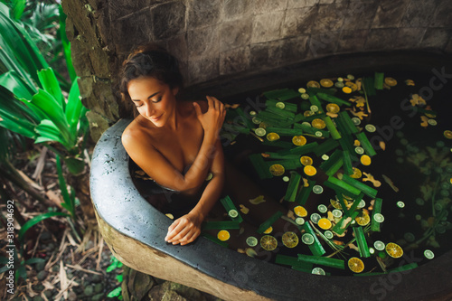 Foto Beautiful young woman enjoying in outdoor spa