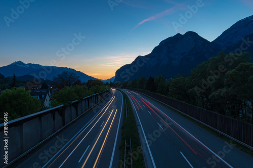 Autobahn in den Bergen