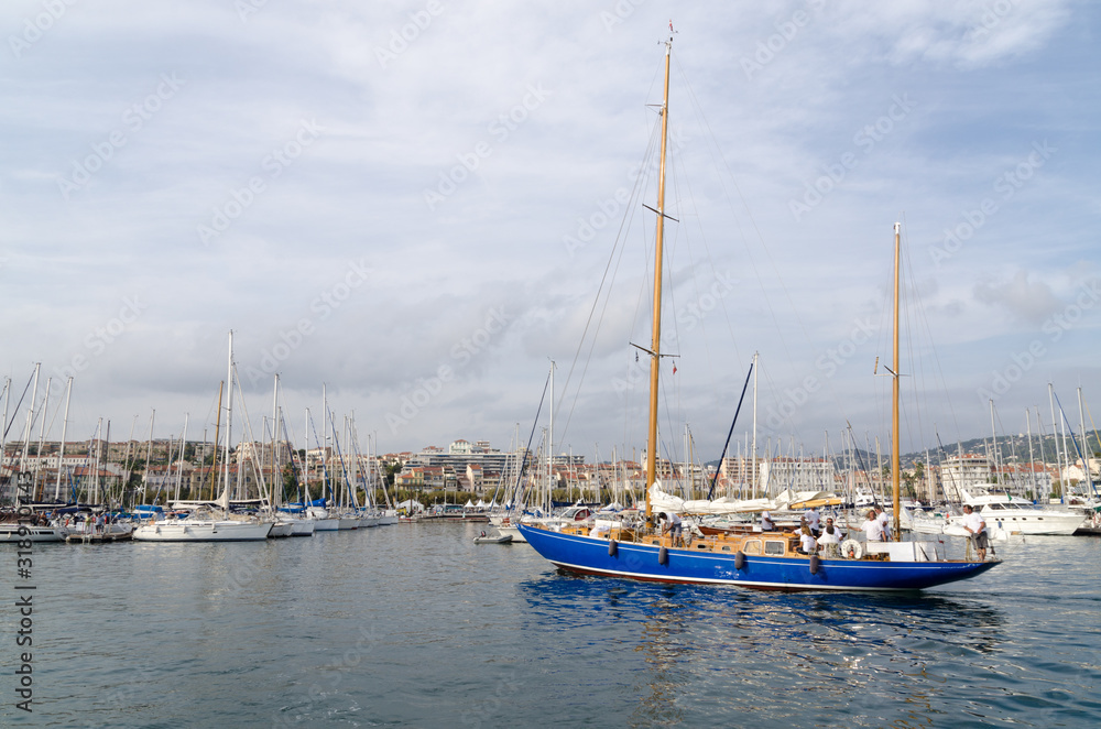 Bateau et voilier au port de Cannes