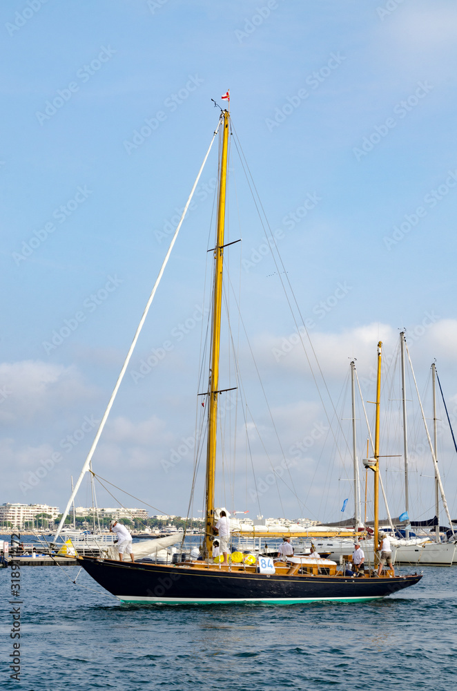 Bateau et voilier au port de Cannes