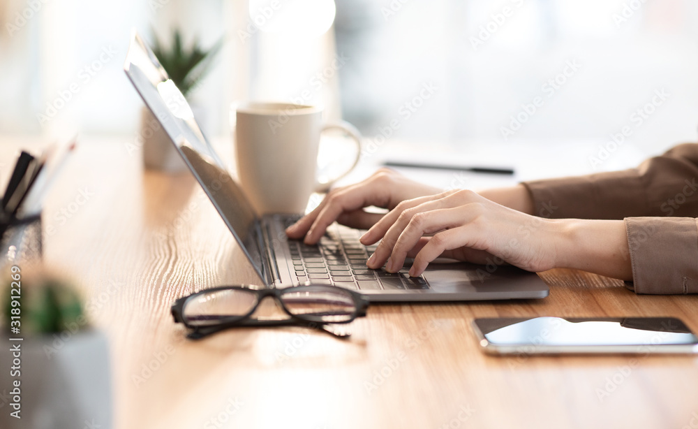 © Prostock-studio - Woman using her personal computer at cafe