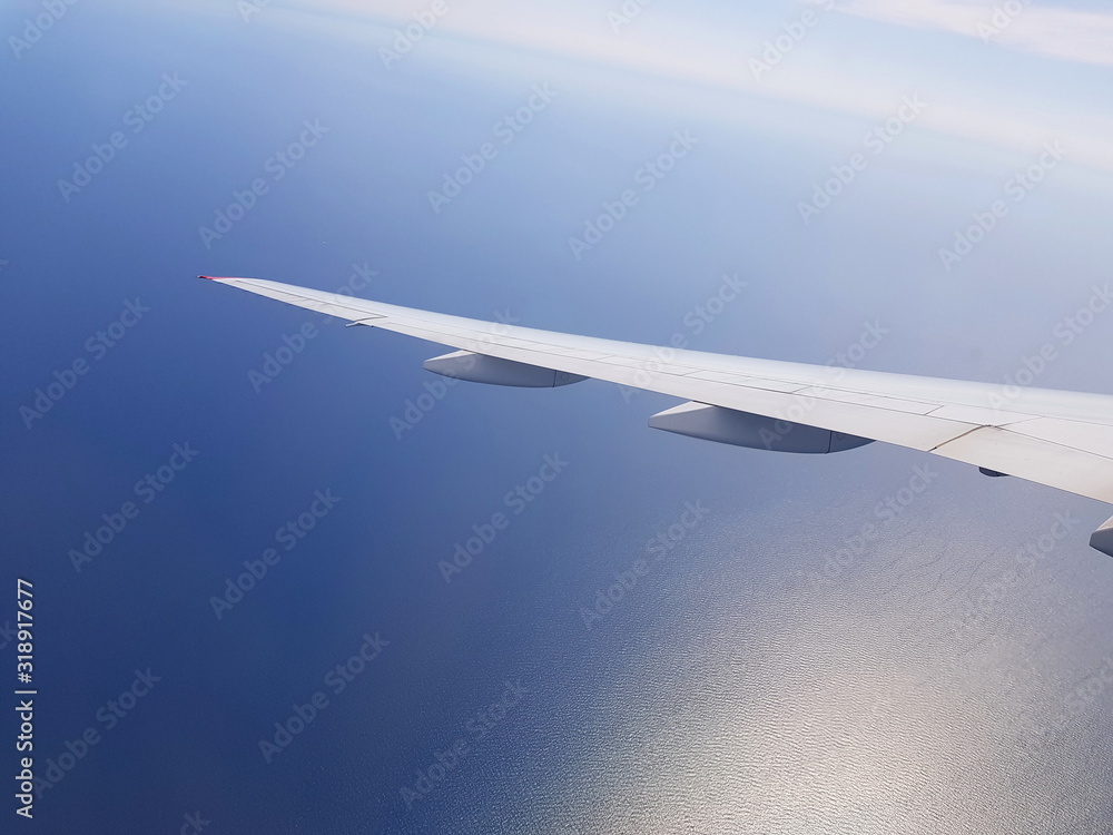 Urlaub: Flugzeug über dem Meer Urlaub: Flugzeug über dem Meer
