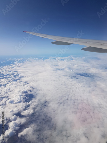 Flügel eines Flugzeugs über den Wolken