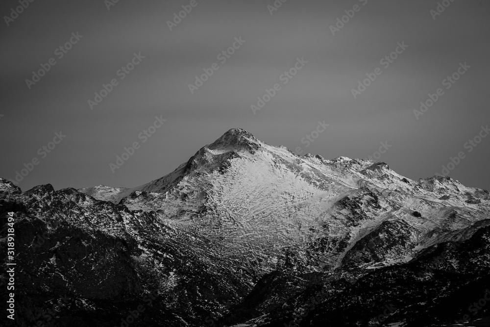 Plakat Panoramica del pico de la montaña nevada en blanco y negro