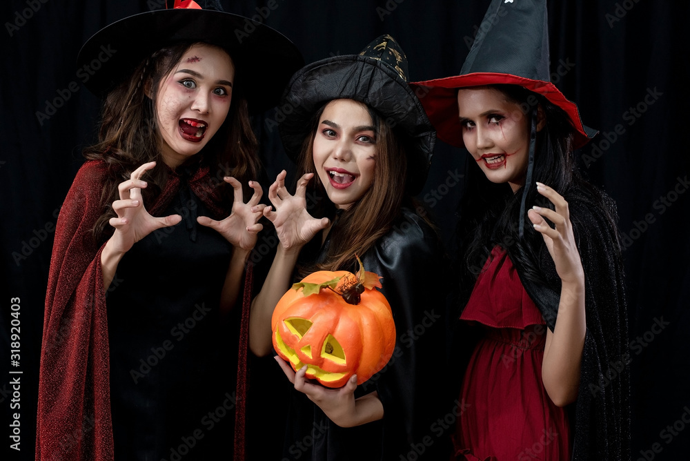 Obraz premium A group of Asian girls wore fantastic Halloween costumes to celebrate an interesting party.