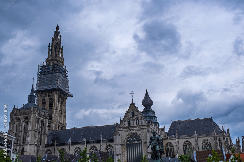 Fototapeta premium Die Liebfrauenkirche in Antwerpen/Belgien bei Gewitterstimmung