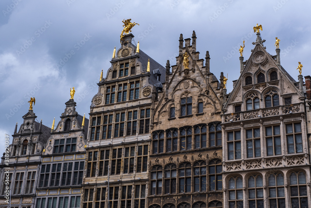 Häuserzeile mit alten historischen Häusern am Marktplaz in Antwerpen/Belgien