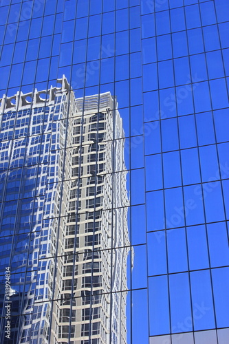 Spiegelung: Hochhaus wird von Glasfassade reflektiert