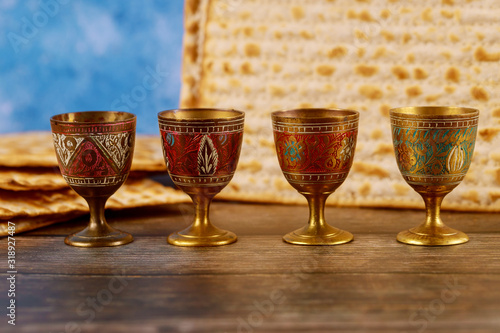 Photo Four wine cups with matzah. Jewish holidays Passover.