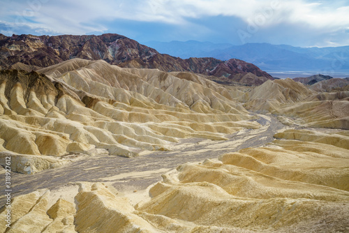 Obraz na płótnie hikink the golden canyon - gower gulch circuit in death valley, california, usa w salonie