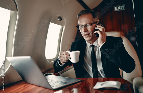 Tableau sur toile Businessman in private jet