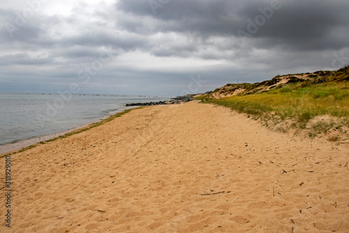 Ile d Ol  ron. Domino.  Plage sous ciel couvert. Charente-Maritime. Nouvelle-Aquitaine