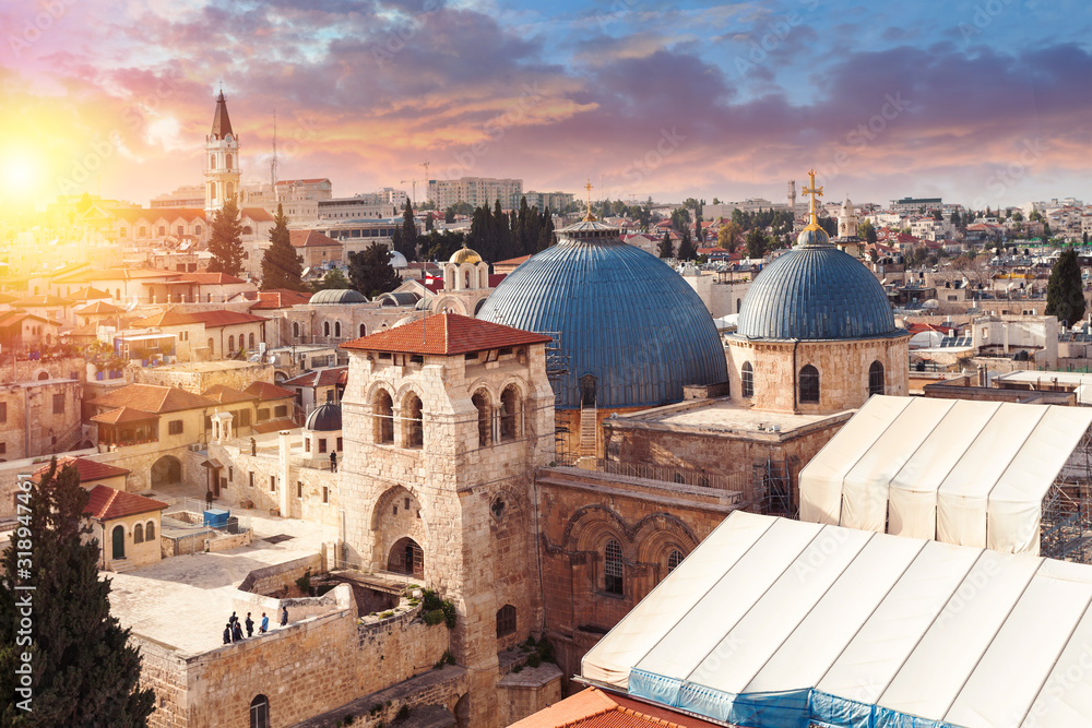 Fototapeta premium Kościół Grobu Świętego o zachodzie słońca, Jerozolima, Izrael. Widok z góry.