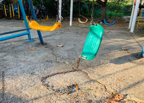 Foto Broken chain swing in playground