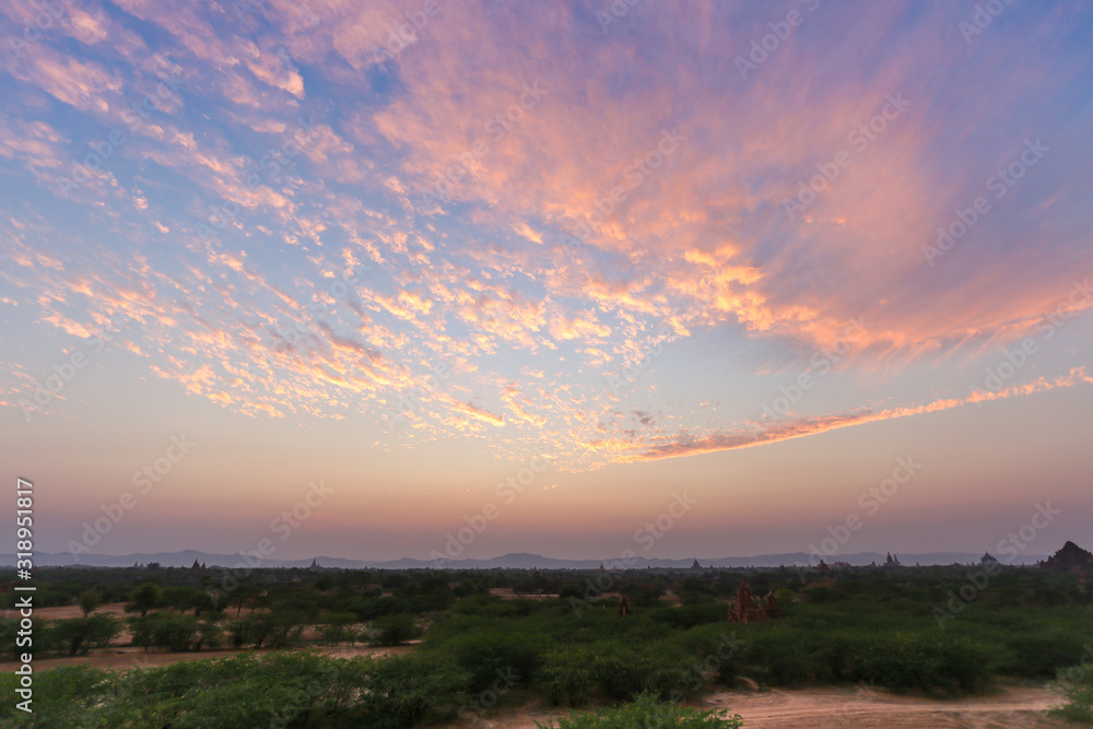 Fototapeta premium Sunrise over the valley with the ancient pagodas in Bagan