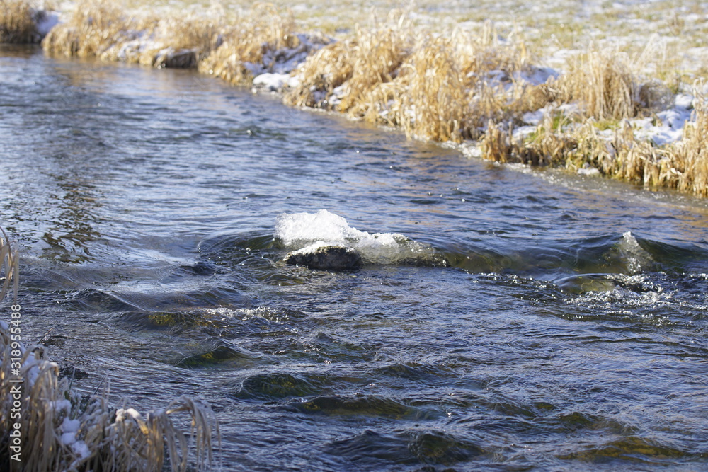 Bach im Winter mit schönen Eiskristallen Bach im Winter mit schönen Eiskristallen