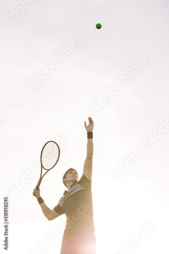 Tennis player serving a ball © Jacob Lund
