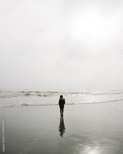 reflejo de chica caminando delante del mar