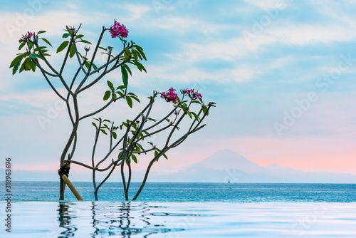 Blick von Lombok nach Bali zum Sonnenuntergang, Idonesien photo