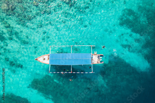 Dive boat aerial © iuneWind