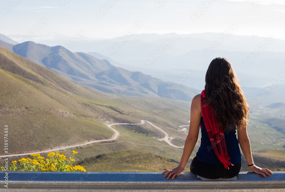 Mujer disfrutando el paisaje