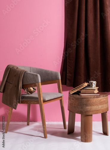 Fotografie Silla de madera de lujo con mesa de madera pulida con tres patas en un espacio c