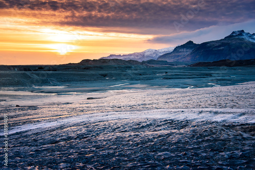 Fotografi Mountain sunset over the Icelandic glacier in south Iceland