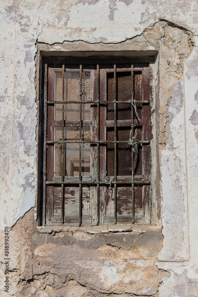 Obraz premium old broken old window, house in ruins, house destroyed by the passage of time
