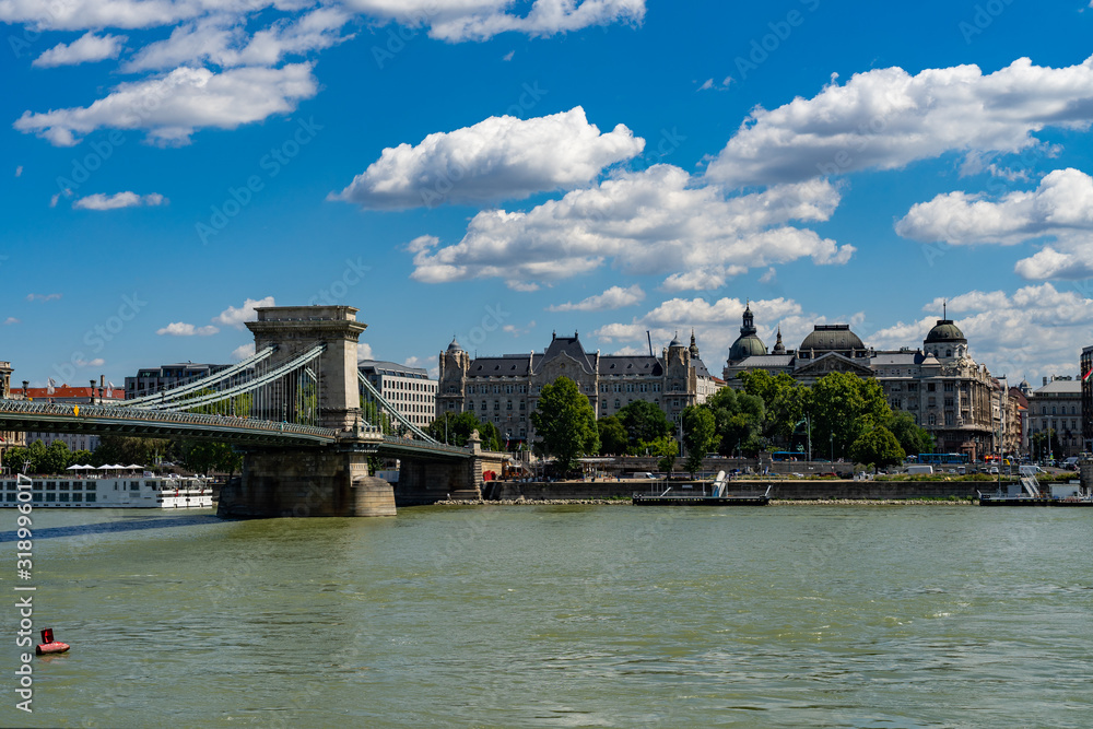 Obraz premium Szechenyi Chain Bridge in Budapest, Hungary.