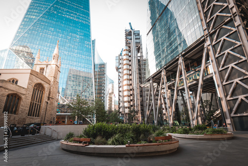 Bilde på lerret From left to right - St Andrew Undershaft Church, The Scalpel, Lloyd's of London