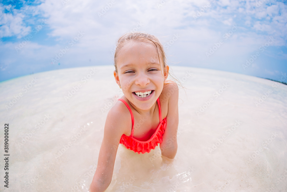 Εκτύπωση καμβά Cute little girl at beach during caribbean vacation